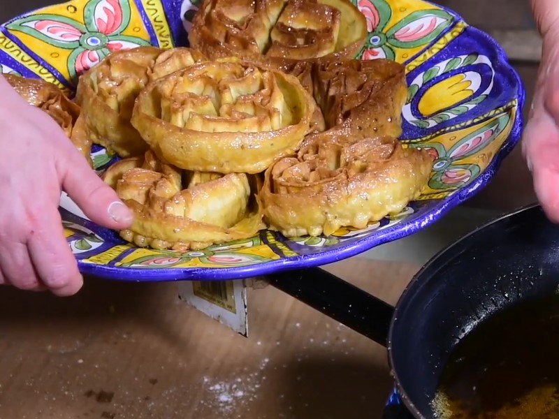 Los suspiros, floretas y roscas de carnaval son unos dulces típicos de la localidad de Torrico (Toledo). Principalmente se hacen en carnaval, pero también en otras celebraciones y fiestas populares. Se elaboran de forma totalmente artesanal, con una técnica que personaliza a estas “frutas de sartén” típicas de esta población. Frutas de sartén - El Torrico